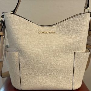 New Michael Kors Bedford MD Bucket Shldr Leather. Color Optic White